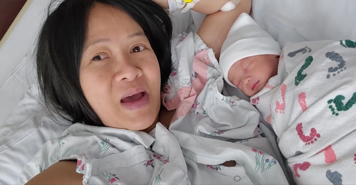 Nữ YouTuber 4 con chọn sinh thường ở tuổi 40 khiến ai cũng khâm phục