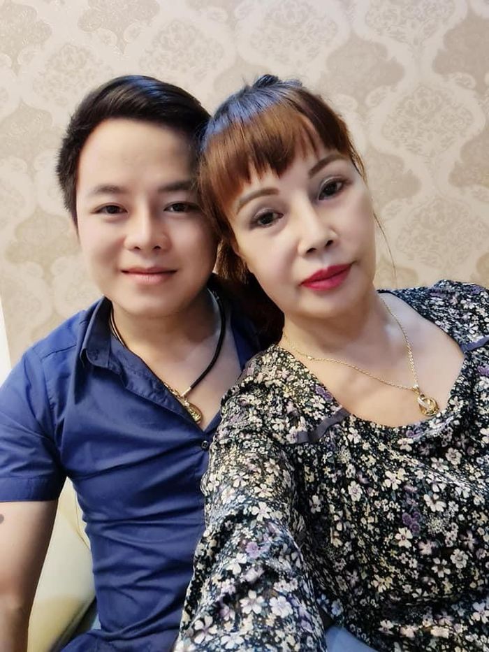 Cô dâu Thu Sao khoe nhan sắc khác lạ, tình tứ hạnh phúc bên chồng trẻ
