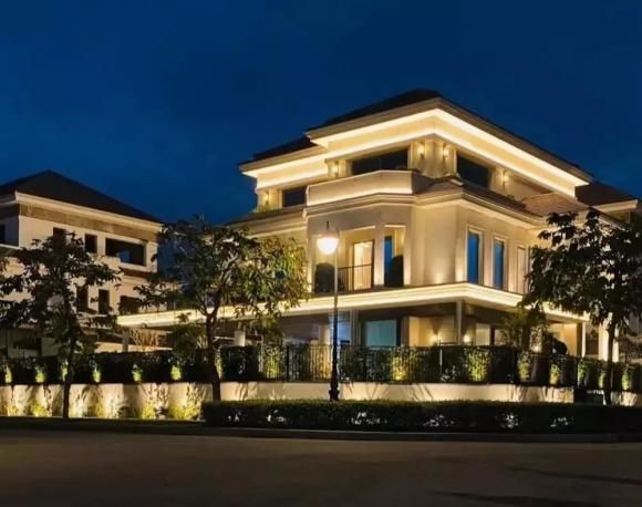 2 con của chồng cũ Lệ Quyên check-in biệt thự mới sang chảnh