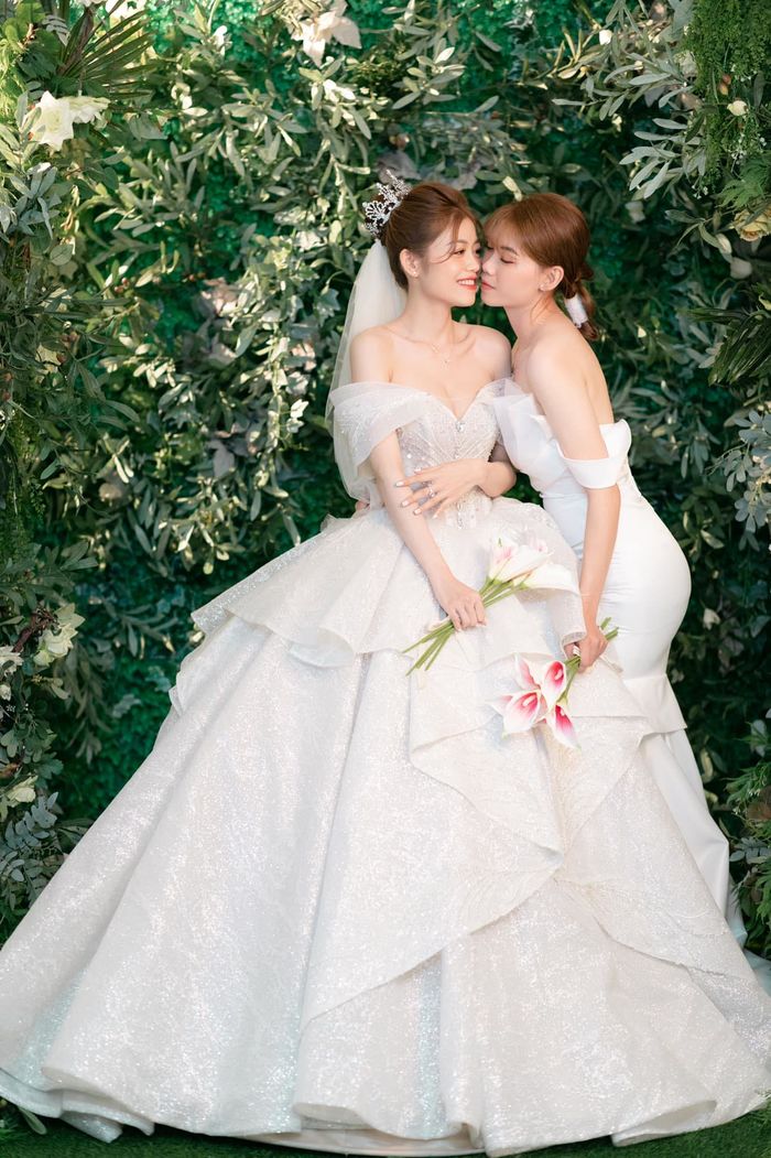 Trọn bộ ảnh cưới cực ngọt của cặp LBGT nữ miền Tây: 2 cô dâu đều xinh