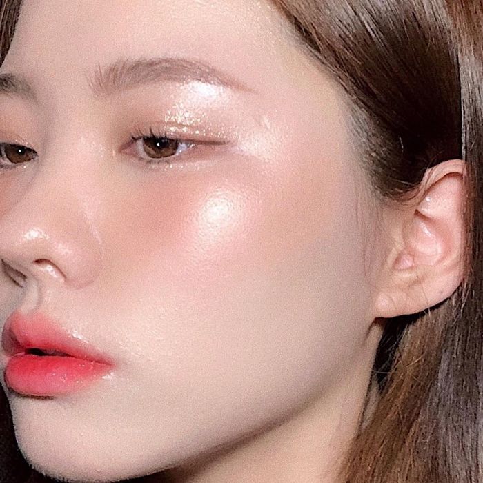 5 lối makeup làm mưa làm gió 2023: Đính đá tạo điểm nhấn, kẻ mắt đậm