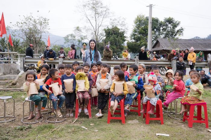 Á hậu Phương Nhi tặng 20 con bò cho bà con khó khăn ở Thanh Hóa