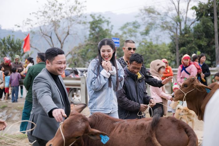 Á hậu Phương Nhi tặng 20 con bò cho bà con khó khăn ở Thanh Hóa