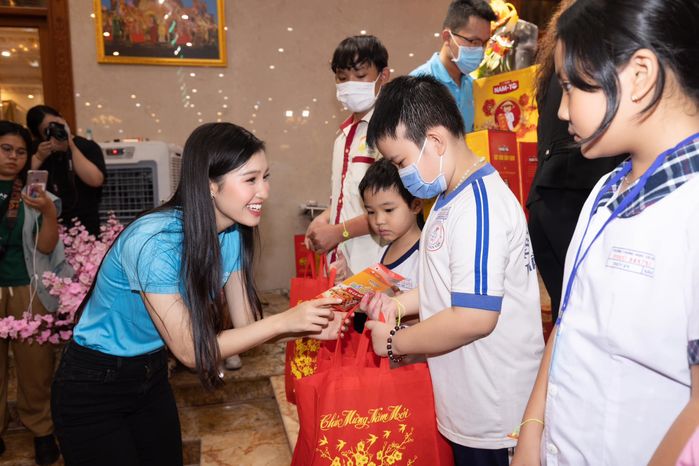 Á hậu Phương Nhi tặng 20 con bò cho bà con khó khăn ở Thanh Hóa