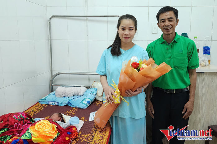 Tài xế taxi đỡ đẻ cho sản phụ chuyển dạ ngay trên xe thành công