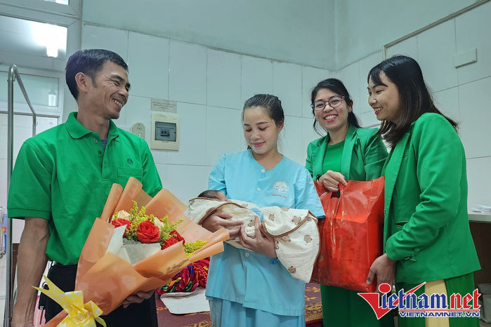 Tài xế taxi đỡ đẻ cho sản phụ chuyển dạ ngay trên xe thành công