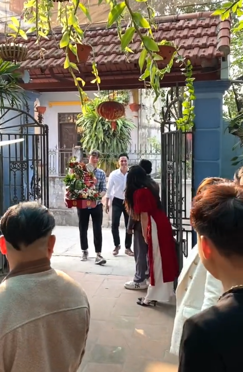Sang chúc Tết, anh chàng nịnh mẹ vợ rồi nhân cơ hội rước nàng về dinh