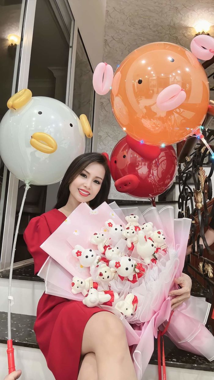 Ảnh hot sao Việt 1/1: Minh Dự đu trend vác chị Tư Cẩm Ly