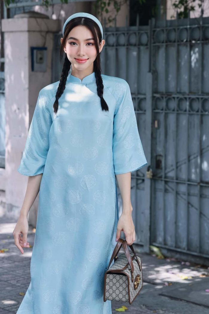 Ảnh hot sao Việt 24/1: Đỗ Thị Hà đem cặp kiếm Nhật đi uống cà phê