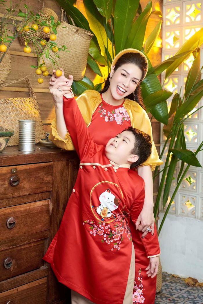 Ảnh hot sao Việt 24/1: Đỗ Thị Hà đem cặp kiếm Nhật đi uống cà phê