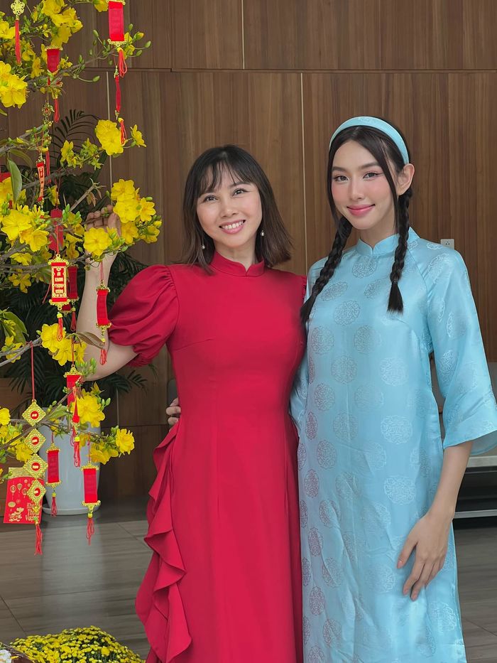 Ảnh hot sao Việt 24/1: Đỗ Thị Hà đem cặp kiếm Nhật đi uống cà phê