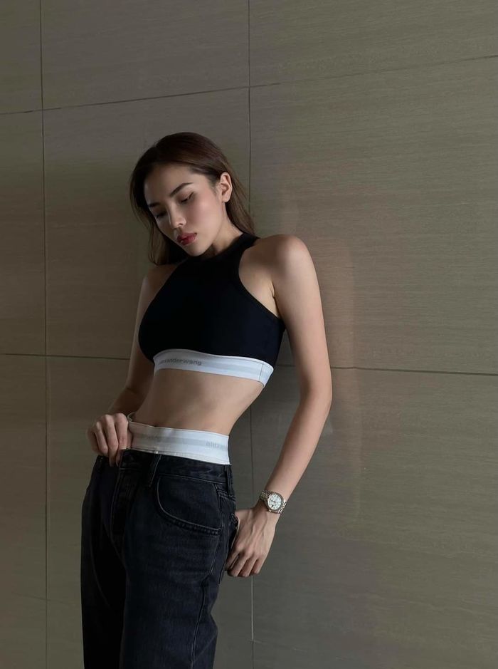 Ảnh hot sao Việt 24/1: Đỗ Thị Hà đem cặp kiếm Nhật đi uống cà phê