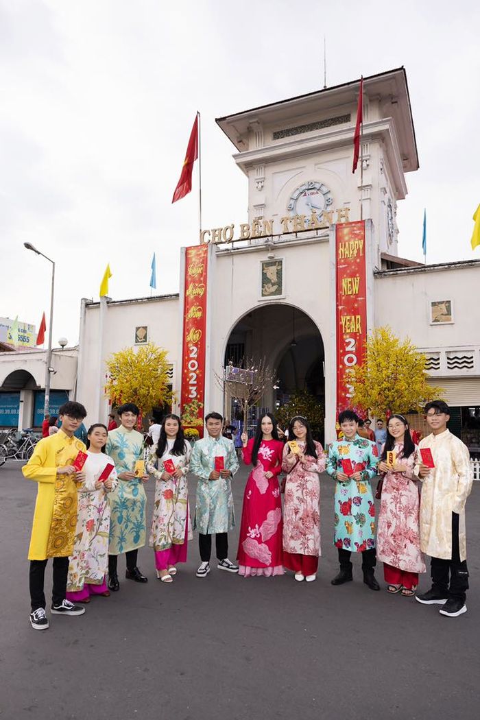 Ảnh hot sao Việt 25/1: Hà Phương giúp trẻ em mất người thân vì Covid