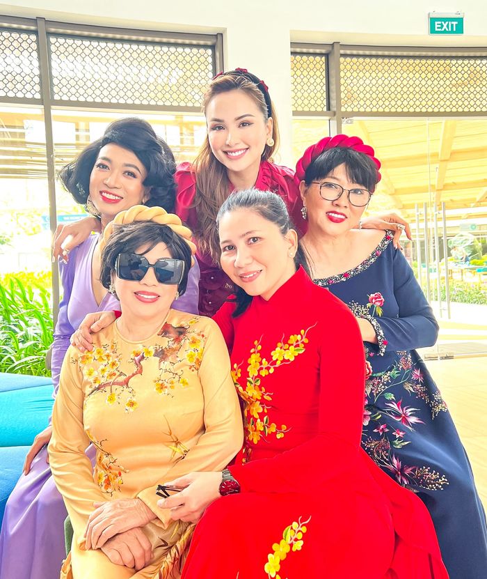 Ảnh hot sao Việt 6/1: Hoa khôi nhí Cần Thơ khoe anh hai