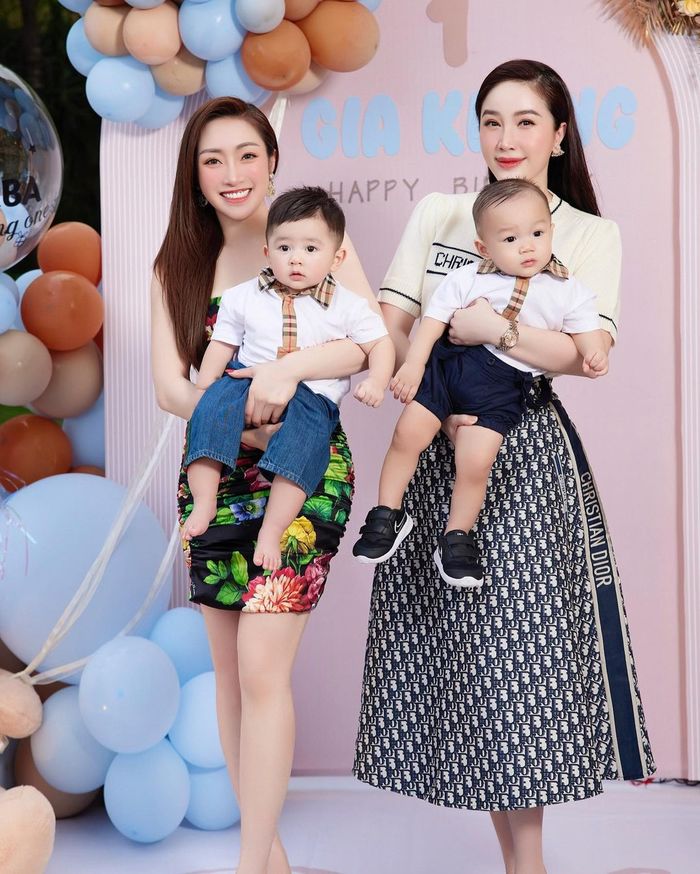 Ảnh hot sao Việt 8/1: Bảo Thy cho chồng con lên sóng một lượt