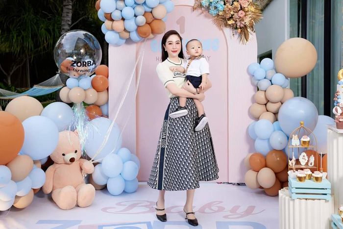 Ảnh hot sao Việt 8/1: Bảo Thy cho chồng con lên sóng một lượt
