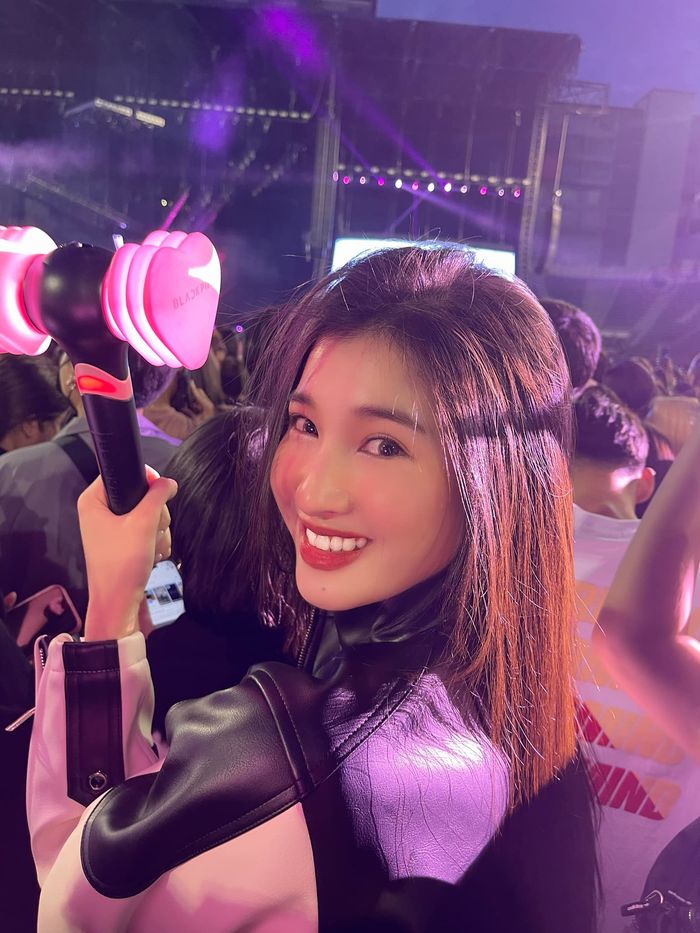 Anh trai Á hậu Phương Nhi hiếm hoi xuất hiện: Cùng em gái đu idol