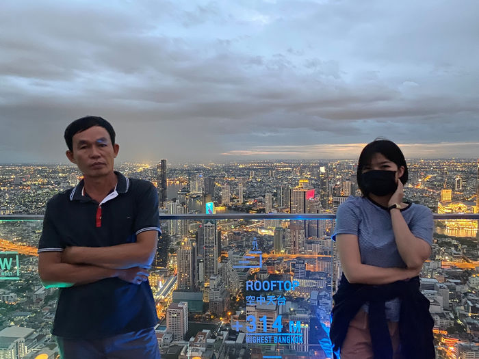 Ba làm thợ hồ được con gái đưa đi du lịch nước ngoài lần đầu