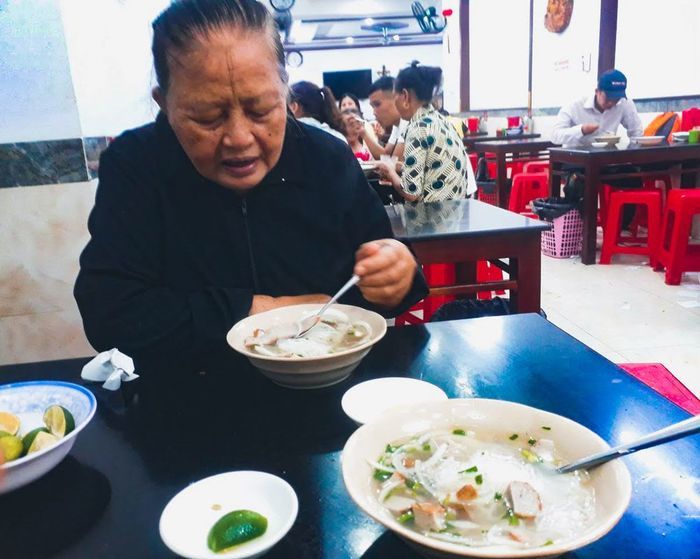 Ba làm thợ hồ được con gái đưa đi du lịch nước ngoài lần đầu