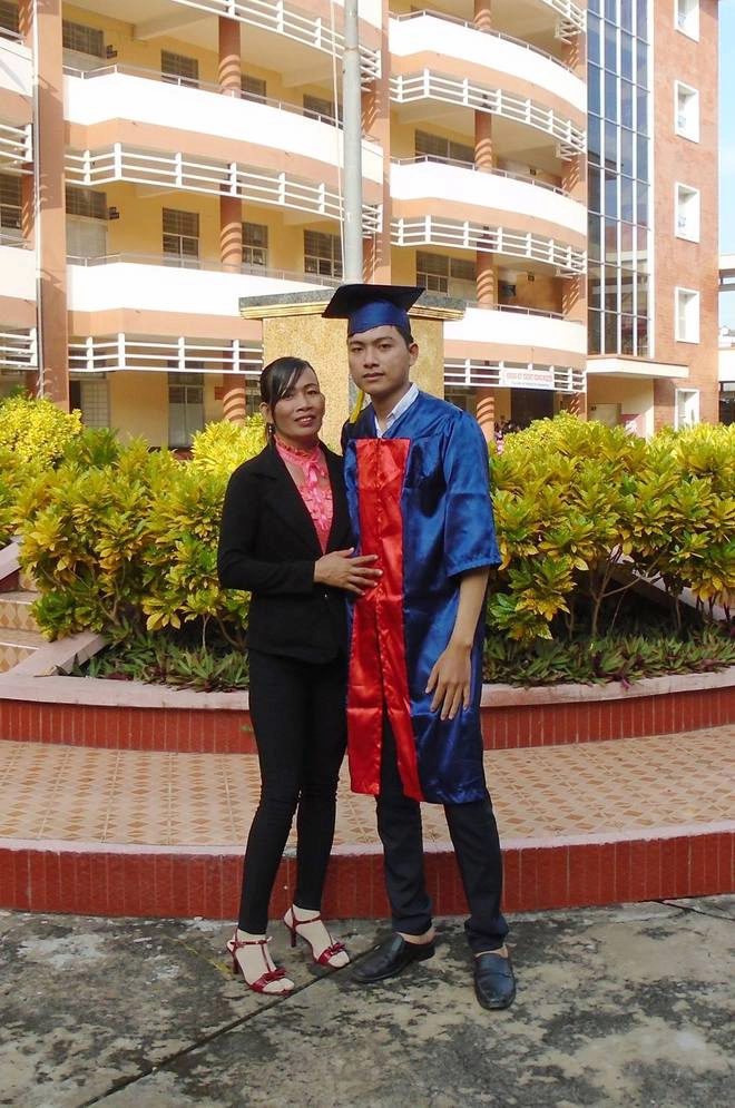Ba làm thợ hồ được con gái đưa đi du lịch nước ngoài lần đầu
