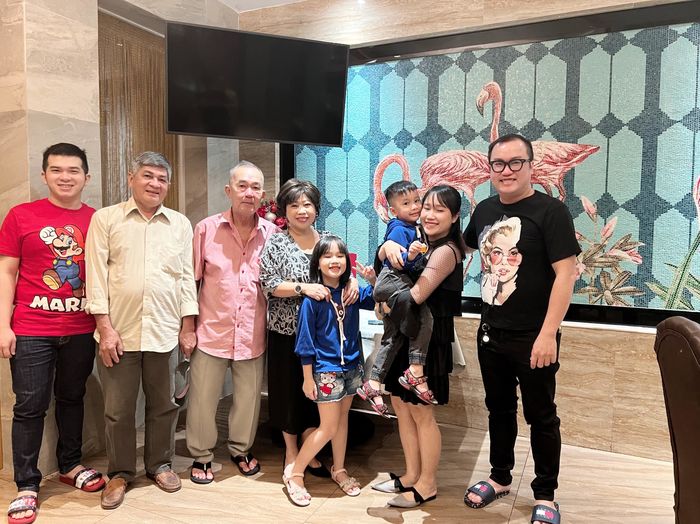Bạn đời dàn sao nữ gạo cội: Chồng Phi Phụng nấu cơm, đổ xăng cho vợ