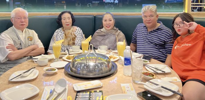 Bạn đời dàn sao nữ gạo cội: Chồng Phi Phụng nấu cơm, đổ xăng cho vợ