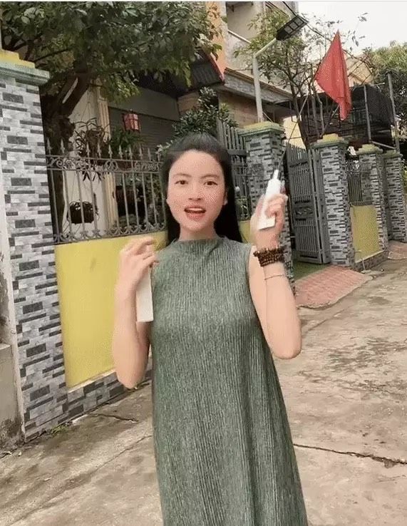Bạn gái Quang Hải lộ cảnh check in trước cổng nhà bạn trai