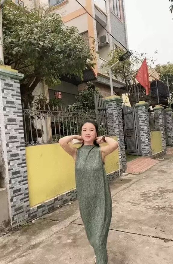 Bạn gái Quang Hải lộ cảnh check in trước cổng nhà bạn trai