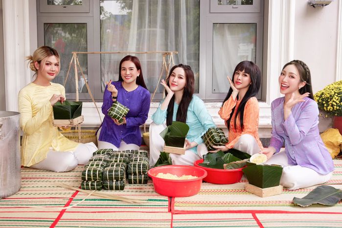 Bảo Thy và hội chị em Ngũ Long Công Chúa diện áo bà ba, gói bánh chưng
