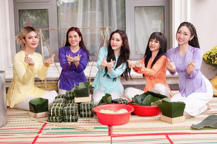 Bảo Thy và hội chị em Ngũ Long Công Chúa diện áo bà ba, gói bánh chưng