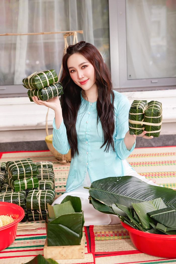 Bảo Thy và hội chị em Ngũ Long Công Chúa diện áo bà ba, gói bánh chưng