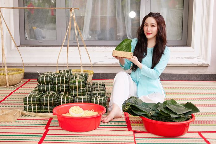 Bảo Thy và hội chị em Ngũ Long Công Chúa diện áo bà ba, gói bánh chưng