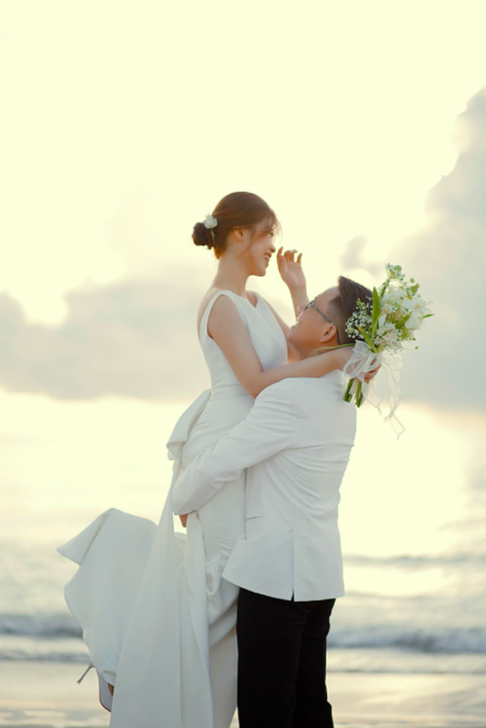 Cặp đôi yêu xa 3 năm, đợi bạn gái đủ tuổi mới dám gặp nhau lần đầu