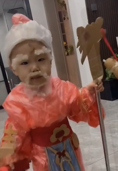 Cậu bé được mẹ sắm outfits Phúc-Lộc-Thọ: Đảm bảo Tết không sót lì xì