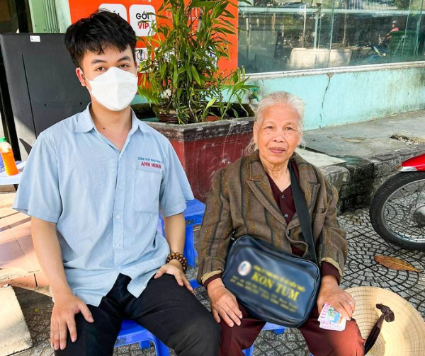 Nằm co ro vệ đường, người đàn ông được người lạ mua vé cho về quê