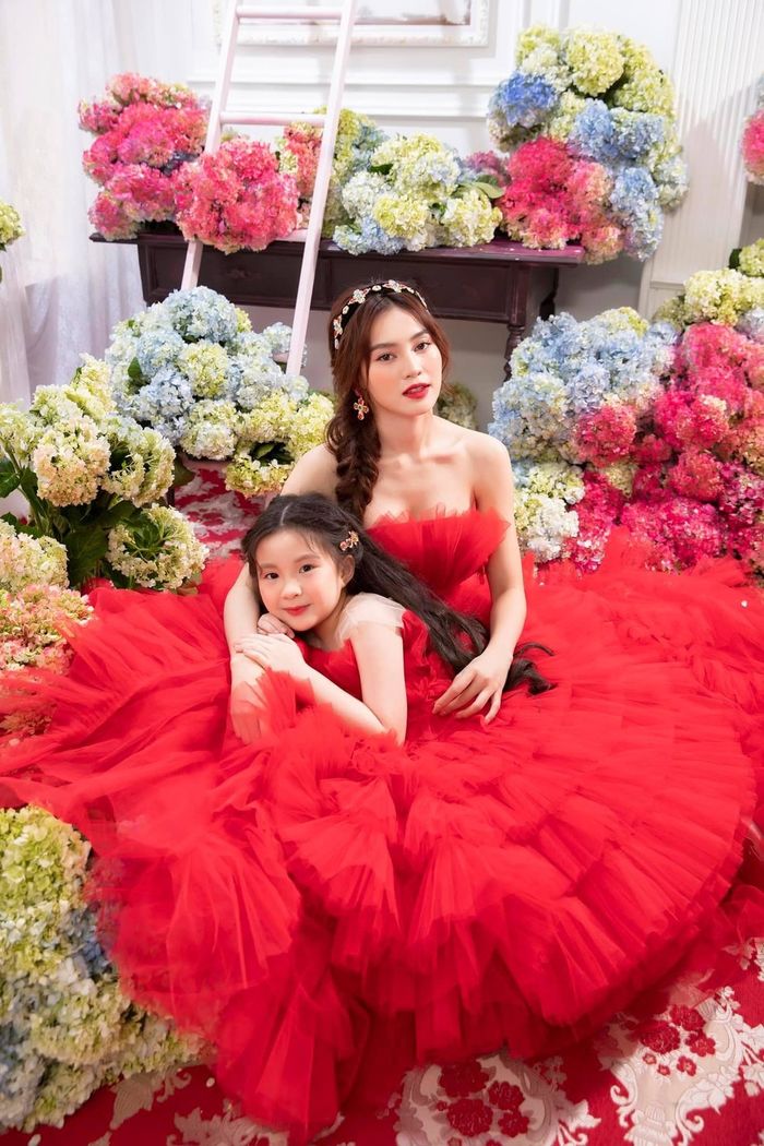 Cháu gái xinh xắn của sao Việt: Cháu Ngọc Trinh, Mỹ Tâm giống cô y đúc