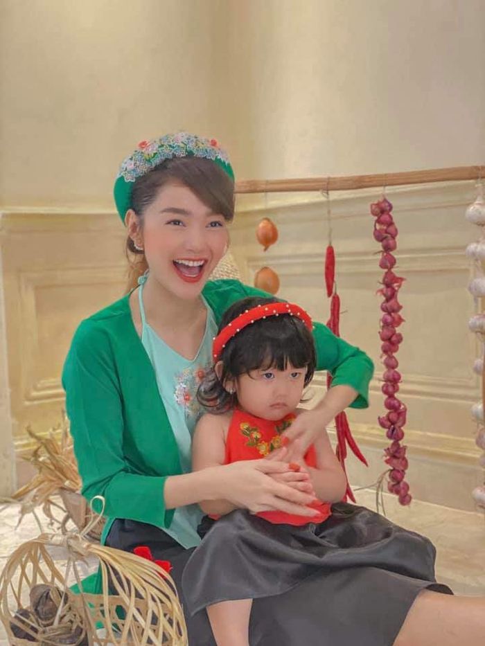 Cháu gái xinh xắn của sao Việt: Cháu Ngọc Trinh, Mỹ Tâm giống cô y đúc
