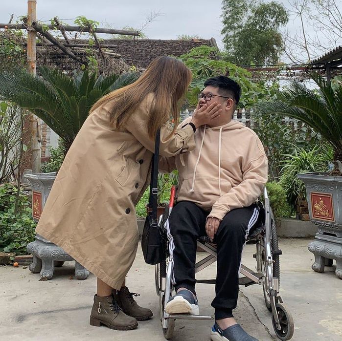 Chồng thương binh nhờ người khác dìu đến tận chỗ vợ hát để tặng bông