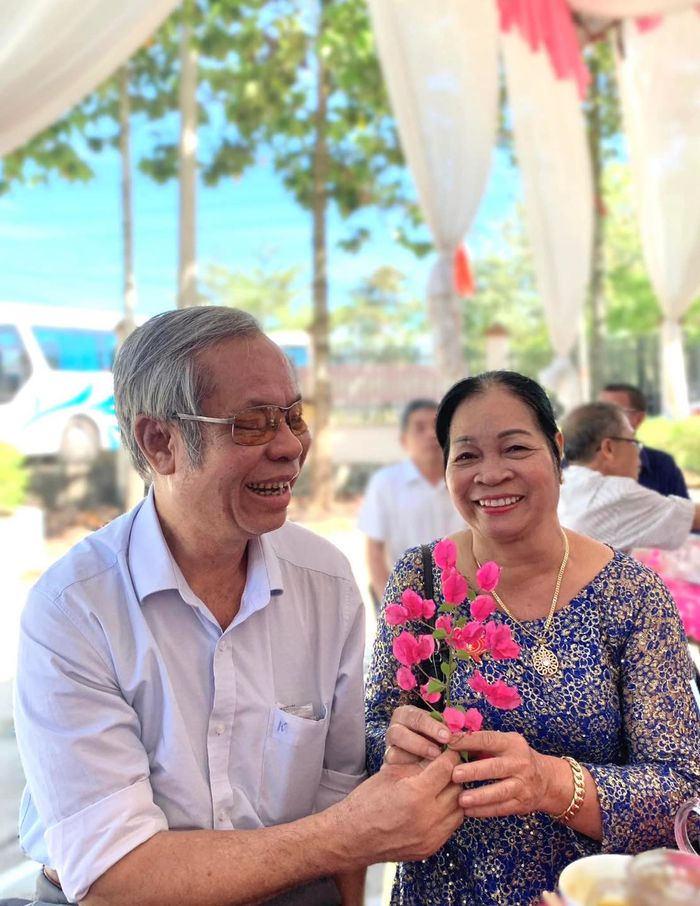 Chồng thương binh nhờ người khác dìu đến tận chỗ vợ hát để tặng bông