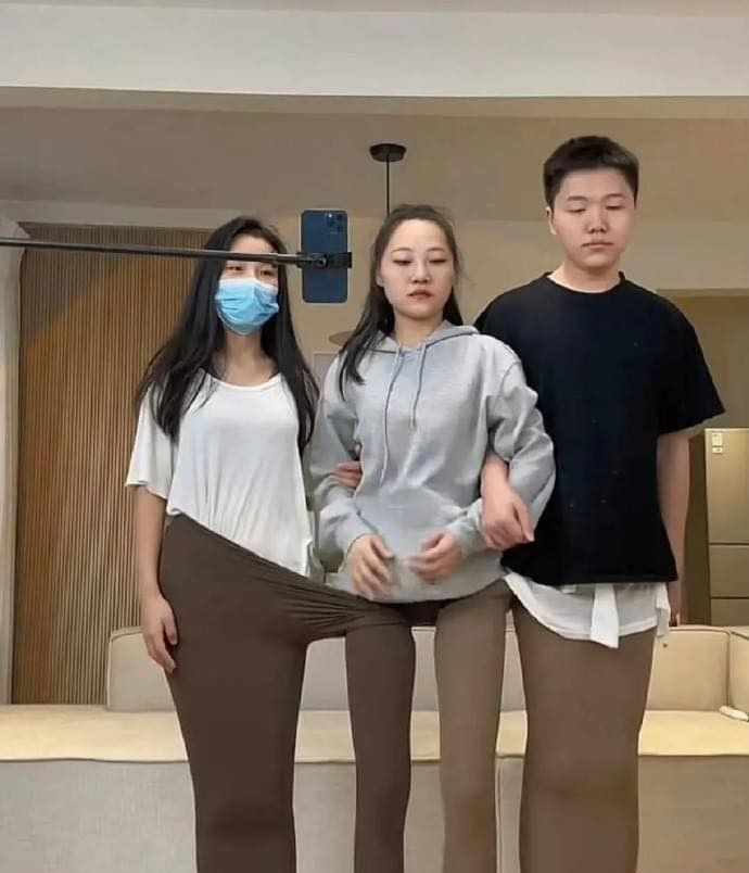 Chủ shop lồng 3 người vào 1 quần, netizen: Khách hàng là thượng đế