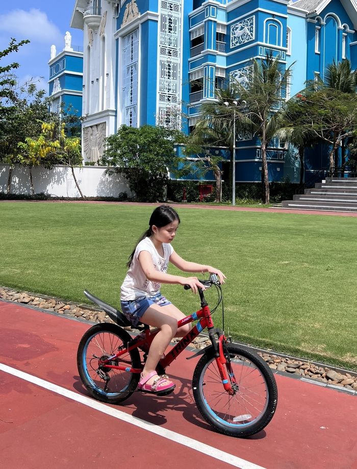 Con gái Phương Trinh Jolie ăn diện có gu: Ngày nào cũng mặc đẹp