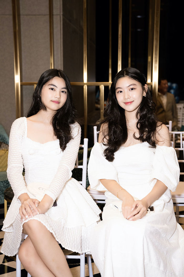 Con gái Quyền Linh sắc vóc yêu kiều, hễ diện sắc trắng lại rực rỡ