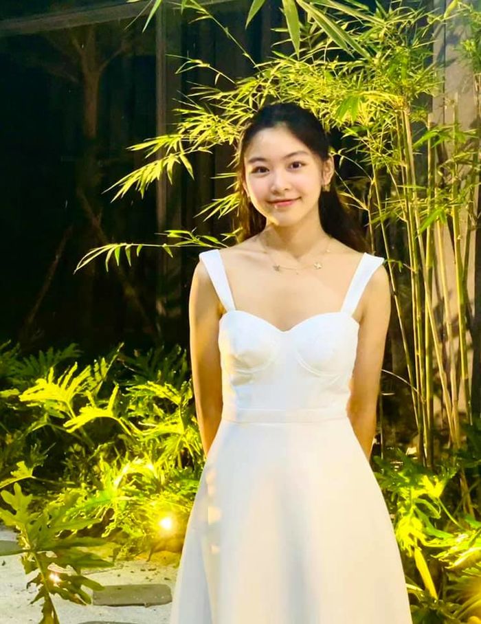 Con gái Quyền Linh sắc vóc yêu kiều, hễ diện sắc trắng lại rực rỡ