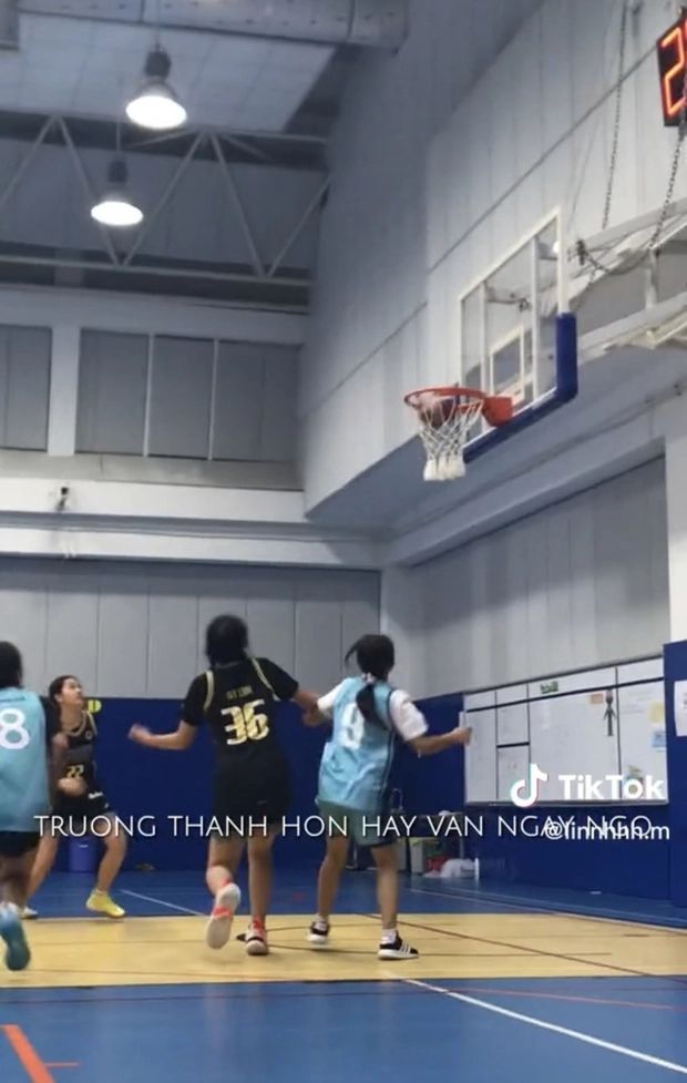 Con gái Quyền Linh sắc vóc yêu kiều, hễ diện sắc trắng lại rực rỡ