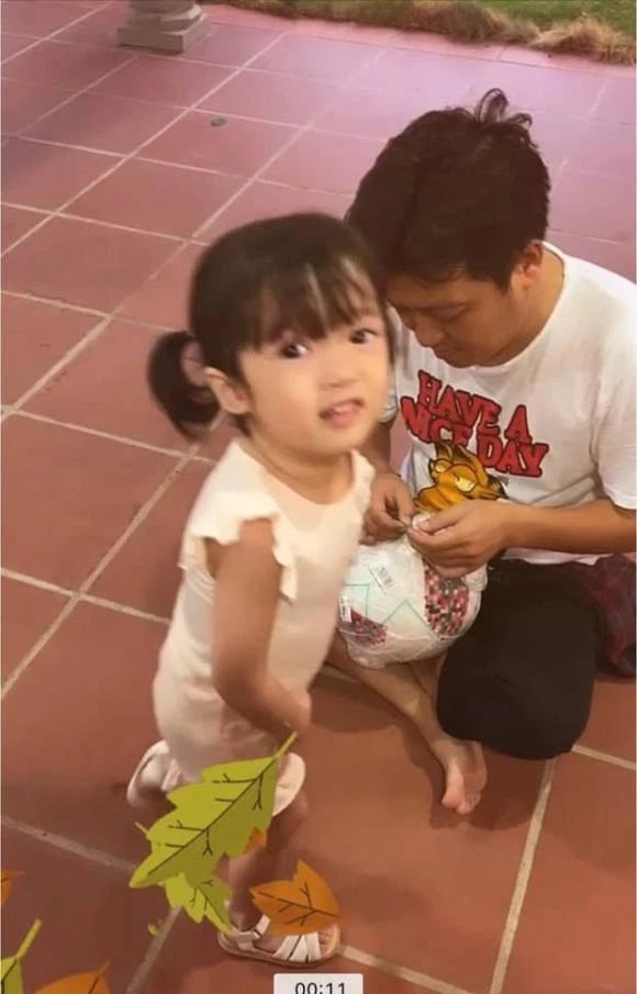 Con gái Trường Giang tới phim trường thăm ba: Quấn quýt không rời