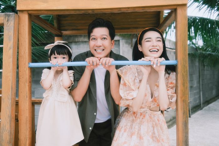 Con gái Trường Giang tới phim trường thăm ba: Quấn quýt không rời