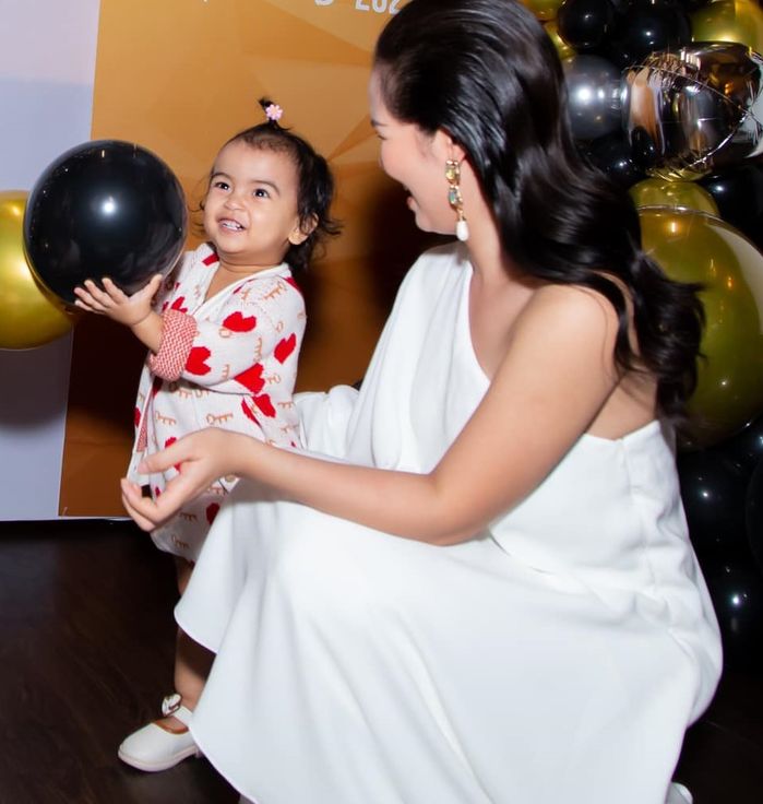 Con gái Võ Hạ Trâm lên đồ đi chơi dịp cận Tết: Điệu cười y hệt mẹ