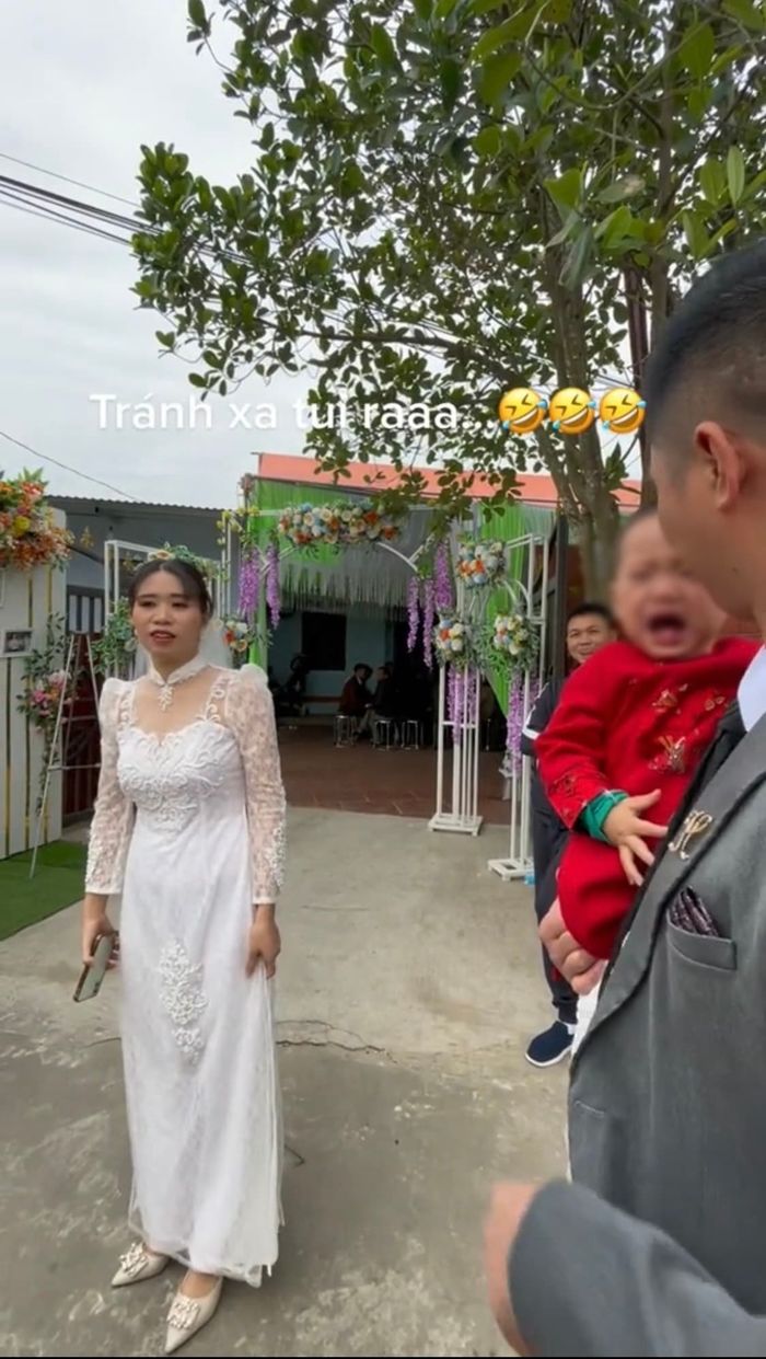 Con trai hoảng hốt bỏ chạy vì không nhận ra mẹ trong lớp makeup cô dâu