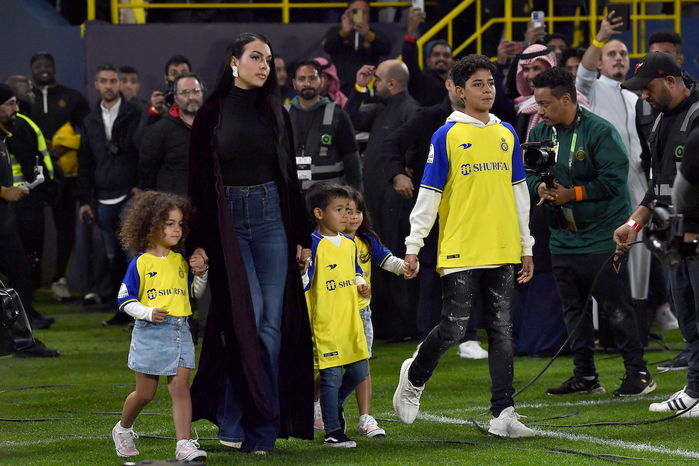 CR7 đưa gia đình ra mắt CLB mới, tuyên bố chưa kết thúc sự nghiệp