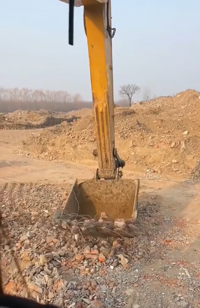 Cụ bà vất vả lấy sắt vụn, anh chàng lái máy xúc liền “tiện tay” giúp